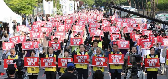 대한의사협회·대한간호조무사협회 등 보건복지의료 단체 회원 등 참가자들이 지난 11일 오후 서울 여의도 국회 앞에서 열린 간호법·면허박탈법 폐기 2차 연가투쟁 / 보건복지의료연대 총선기획단 지역본부 출범식에서 간호법 폐기가 적힌 피켓을 들고 구호를 외치고 있다. /사진= 뉴시스