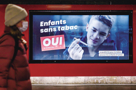 13일(현지시간) 스위스에서 실시된 담배 광고 규제 강화 법안 마련 국민 투표 개표결과 약 57%가 ‘찬성표’를 던졌다. [AFP]