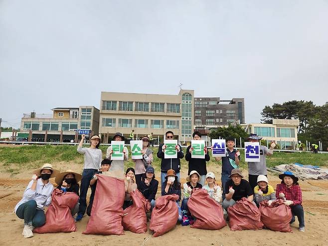 경기관광공사, 경기연구원, 경기복지재단이 화성시 궁평 솔밭해수욕장에서 해안정화활동을 실시했다. *재판매 및 DB 금지