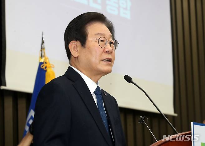 [서울=뉴시스] 고범준 기자 = 이재명 더불어민주당 대표가 14일 오후 서울 여의도 국회에서 열린 의원총회에서 발언을 하고 있다. 2023.05.14. bjko@newsis.com