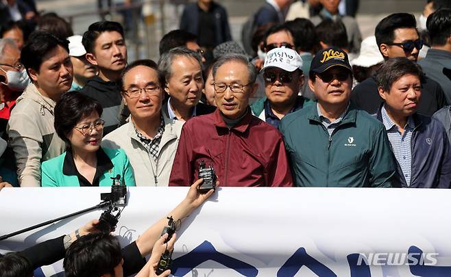 [서울=뉴시스] 김선웅 기자 = 이명박 전 대통령이 15일 오전 서울 청계광장에서 서울시장 재임 당시 청계천 복원사업에 함께했던 서울시 공무원 모임 '청계천을 사랑하는 모임(청사모)' 회원들과 함께 청계천 산책로를 걷고 있다. 2023.05.15. mangusta@newsis.com