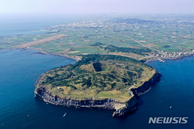 [서귀포=뉴시스]우장호 기자 = 비교적 맑은 날씨를 보인 25일 제주 서귀포시 대정읍 상모리에 위치한 송악산(松岳山)이 푸른 바다와 어울려 아름다운 경치를 선보이고 있다. 송악산은 산방산과 이웃해 있으며 이중 분화구로 이루어져 있다. 사진 왼편으로 알뜨르 비행장이 보인다. 2020.10.25. woo1223@newsis.com