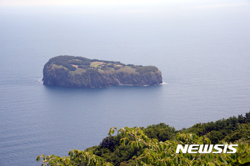 【울릉도=뉴시스】 경북 울릉군 저동 내수전 일출 전망대(440m)에서 바라본 죽도는 대나무가 많이 자생하여 일명 대섬이라 불리기도 한다. 전기는 태양열로 공급되나 식수는 빗물을 받아 먹는다. (사진= 뉴시스 DB) photo@newsis.com