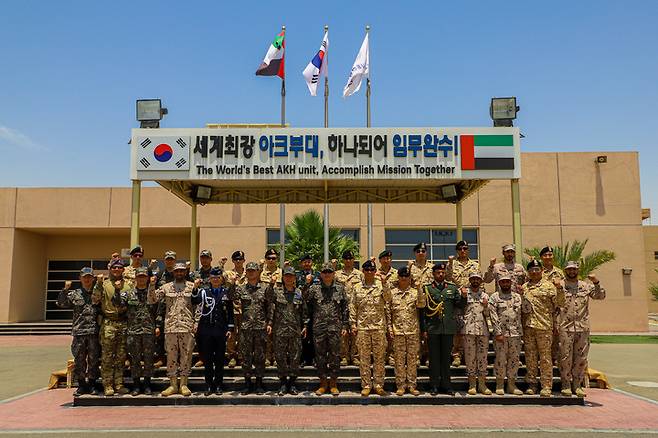 [서울=뉴시스] 김승겸 합참의장이 5월 12일, 아크부대를 찾아 해외에서 대한민국 국위를 선양하고 있는 장병들을 격려하고 기념촬영을 하고있다. (사진=합동참모본부 제공) 2023.05.15. photo@newsis.com *재판매 및 DB 금지