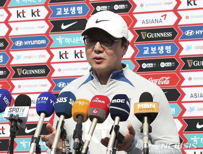 [파주=뉴시스] 김근수 기자 = U-24 항저우 아시안게임 축구대표팀 황선홍 감독이 15일 경기 파주시 축구 국가대표팀 트레이닝센터(NFC)에서 취재진 질문에 답하고 있다. 2023.05.15. ks@newsis.com