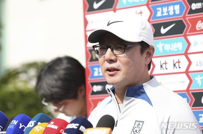 [파주=뉴시스] 김근수 기자 = U-24 항저우 아시안게임 축구대표팀 황선홍 감독이 15일 경기 파주시 축구 국가대표팀 트레이닝센터(NFC)에서 취재진 질문에 답하고 있다. 2023.05.15. ks@newsis.com