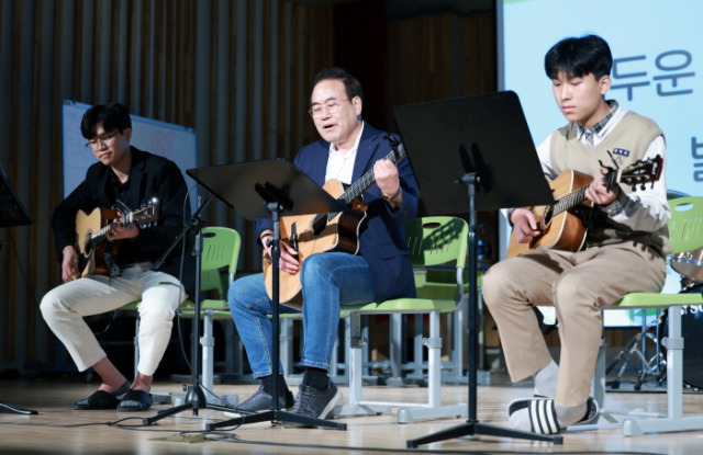 ▲15일 서거석 전북교육감이 전주신흥중학교 스승의 날 행사에 참석해 학생들과 함께 해바라기의 '사랑으로'를 부르고 있다. ⓒ전북교육청