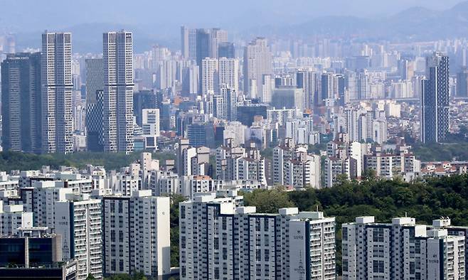 서울 중구 남산 전망대에서 아파트 단지가 보이고 있다. 뉴스1