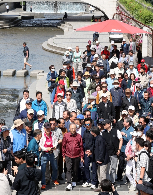 [포토]이명박 전 대통령, 청계천 산책 - 이명박 전 대통령이 15일 서울 청계천을 옛 참모들과 산책하고 있다.청계천 복원사업은 이 전 대통령의 서울시장 재임 시절 대표적인 치적 중 하나로 꼽힌다.2023. 5. 15 오장환 기자