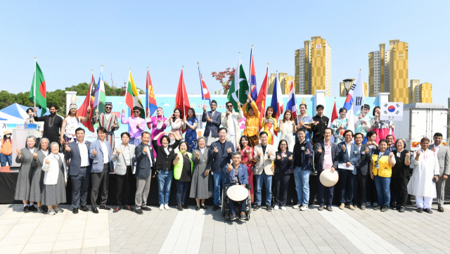 화성시가 지난 14일 향남 2지구 1호 광장에서 개최한 ‘제16회 화성시 세계인의 날 기념행사’ 참가자들이 기념촬영을 하고 있다. 사진 제공 = 화성시