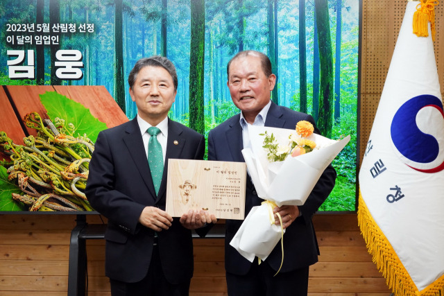 남성현(왼쪽) 산림청장은이 5월 ‘이달의 임업인’으로 선정된 전북 무주 김웅(오른쪽)씨에게 포상하고 기념촬영을 하고 있다. 사진제공=산림청