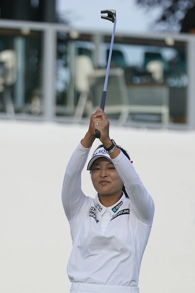 고진영이 15일 미국 뉴저지주 클리프턴의 어퍼 몽클레어CC에서 열린 LPGA 투어 코그니전트 파운더스컵 최종라운드 18번홀에서 긴 내리막 버디 퍼트를 넣고 공동선두로 마치게 된 순간 퍼터를 들어올리며 기뻐하고 있다.  클리프턴｜AP연합뉴스