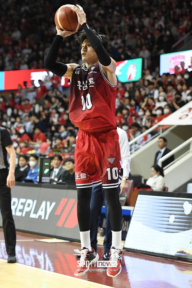 ▲ 외곽에서 3점슛 시도 하는 문성곤 ⓒKBL