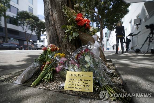 보브 리 피살 현장에 놓인 추모 꽃다발 [AP 연합뉴스 자료사진]