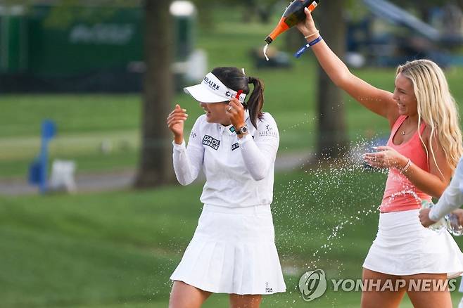 샴페인으로 우승 축하 받는 고진영 [게티이미지/AFP=연합뉴스]