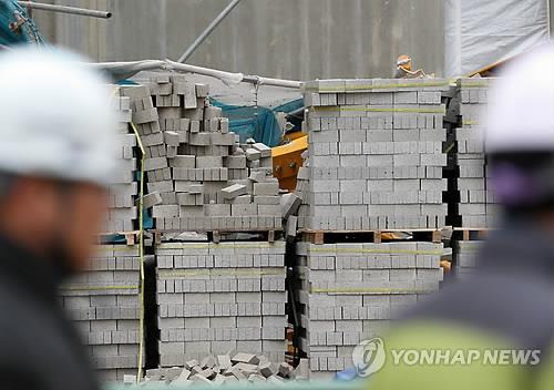 마스트 추락으로 부서진 벽돌. 기사 본문과 직접 관련 없음. [연합뉴스 자료사진]