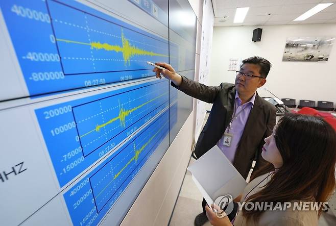 강원 동해 북동쪽 해역서 규모 4.5 지진 발생 (서울=연합뉴스) 김도훈 기자 = 강원 동해시 북동쪽 52km 해역에서 규모 4.5 지진이 발생한 15일 오전 서울 동작구 기상청에서 관계자들이 지진 발생 위치 및 진도 분석 자료를 살펴보고 있다. 2023.5.15 superdoo82@yna.co.kr