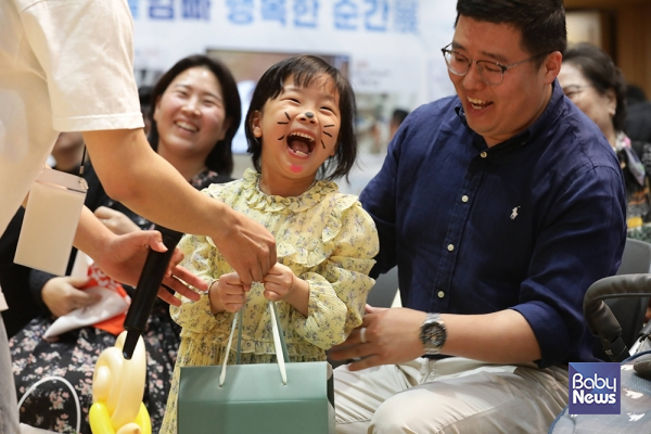 선물 받고 즐거운 아이와 아빠. 이효상 기자 ⓒ베이비뉴스