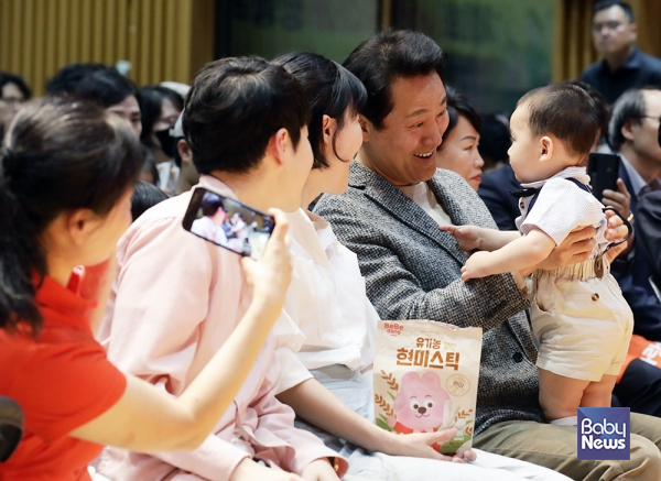 오세훈 서울시장이 서울엄빠 행복한 순간 공모전 대상 수상자인 유희진 씨 가족과 인사를 나누고 있다. 이효상 기자 ⓒ베이비뉴스