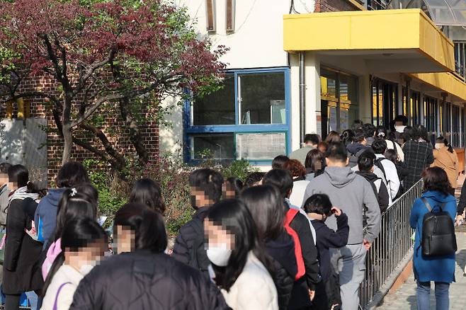 지난달 8일 오전 검정고시 수험생들이 서울 용강중에 마련된 고사장으로 향하고 있다. (사진=연합뉴스)