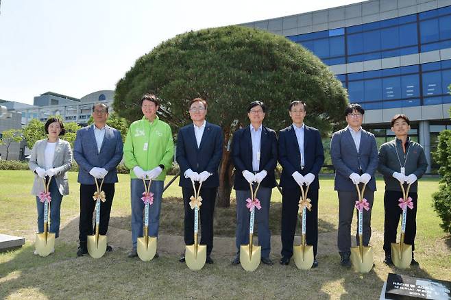 김준 SK이노베이션 부회장(왼쪽 네번째)과 이성준 환경과학기술원장(왼쪽 다섯번째)이 지난 15일 대전 환경과학기술원에서 열린 식수행사에 참여해 기념사진을 촬영하고 있다.(사진=SK이노베이션)