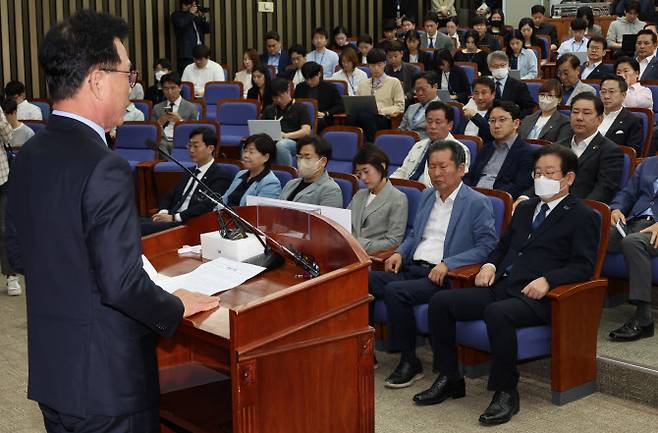 민주당 이재명 대표가 14일 국회에서 열린 당 의원총회에서 박광온 원내대표의 발언을 듣고 있다. (사진= 연합뉴스)