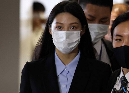 지난 3월 가세연 출연진의 재판에 증인으로 출석하는 조민씨.(사진=연합뉴스)