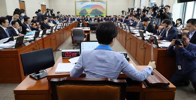 지난 11일 서울 여의도 국회에서 열린 국회 정무위원회에서 백혜련 정무위원장이 ‘가상자산 이용자 보호 등에 관한 법안’을 의결하고 있다. (사진=연합뉴스)