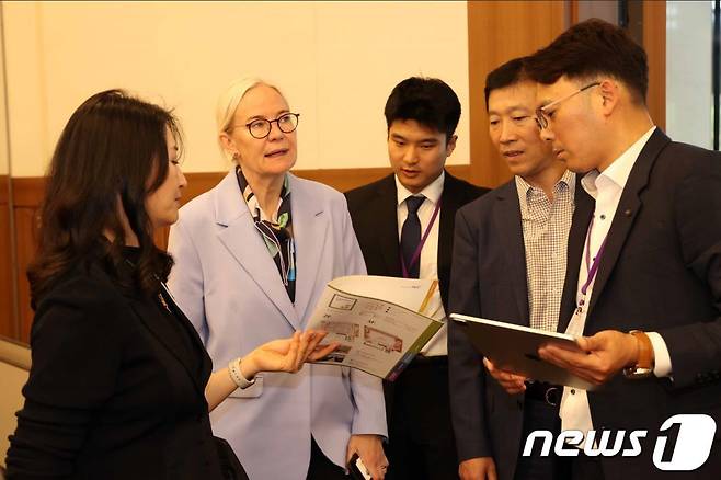 국제탁구연맹 페트라 쇠링 회장(왼쪽에서 두 번째)이 대회 관계자들로부터 대회 추진계획을 듣고 있다(부산시청 제공)