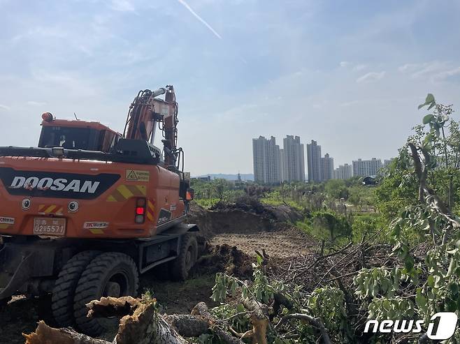 16일 충북도는 전날 충주시 금가면의 한 과원에서 과수화상병이 추가 발생했다고 밝혔다. 사진은 과원 매몰 작업.(충주시농업기술센터 제공)2023.5.16/뉴스1