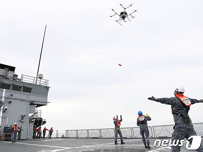 제주도는 17~20일 4일간 인천 송도컨벤시아에서 열리는 '제4회 2023 대한민국 드론·도심항공교통(UAM) 박람회'에 참가한다고 16일 밝혔다. 해군 장병들이 29일 제주 남방 해상에서 진행된 해상 조난자 탐색구조훈련에서 해상 조난자 탐색을 위해 해상드론을 띄우고 있다. (해군 제공) 2022.9.29/뉴스1