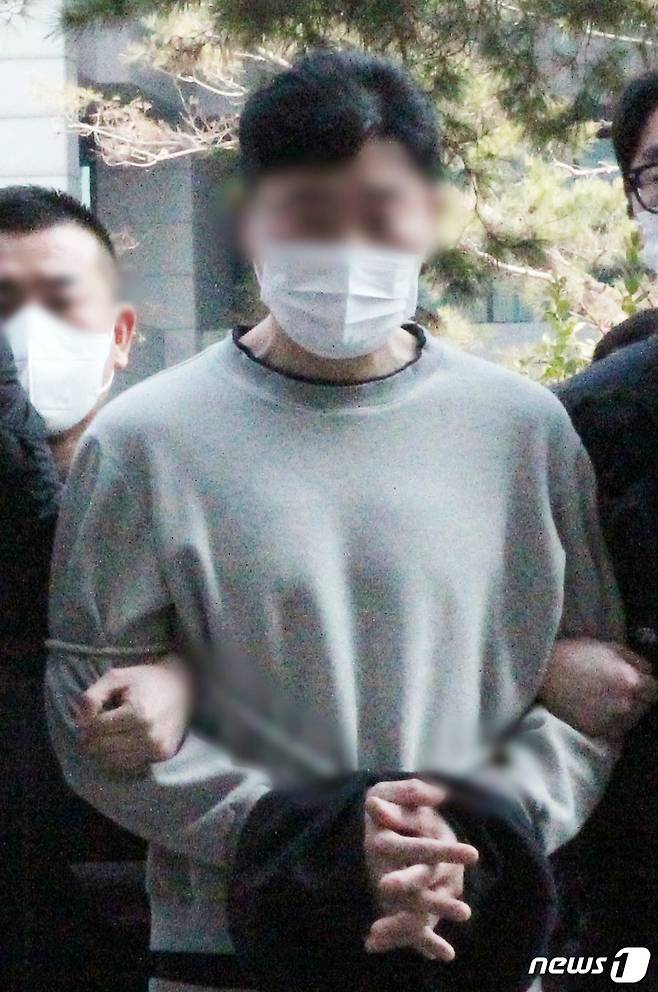 인천 현대시장에 불을 질러 점포 47개를 태운 혐의로 기소된 A씨/뉴스1 ⓒ News1 박아론 기자