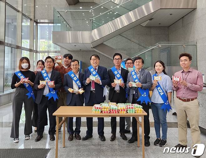 한국발명진흥회 임원진과 청렴·인권리더단이 KIPA 청렴 물티슈 배포를 앞두고 기념사진을 찍고 있다.(한국발명진흥회 제공)