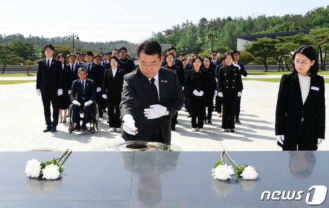 정무창 광주시의회 의장이 10일 광주 북구 운정동 국립 5.18민주묘지에서 헌화·분향하고 있다.(광주시의회 제공)2023.5.10/뉴스