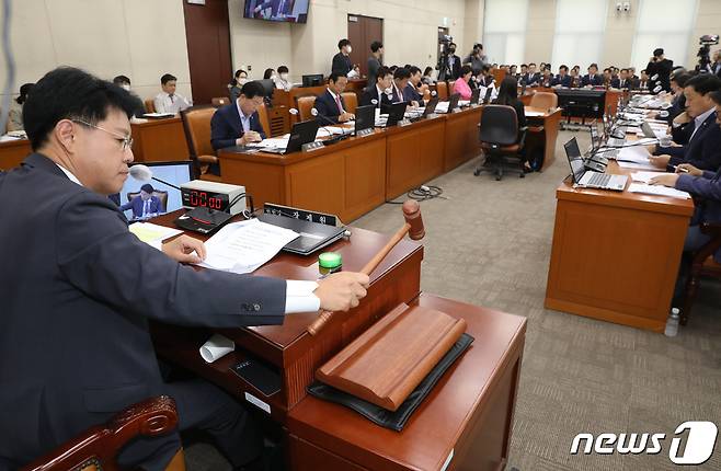 장제원 국회 행안위 위원장이 16일 오전 서울 여의도 국회에서 열린 행정안전위원회 전체회의를 주재하고 있다. 2023.5.16/뉴스1 ⓒ News1 송원영 기자