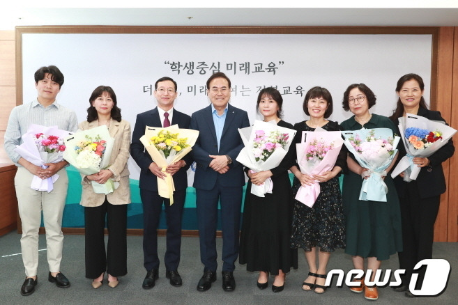 전북교육청이 16일 전북교육발전에 기여한 우수교원 및 교육공무원에 대해 정부 포상 및 교육감 표창을 전달했다. 사진 왼쪽부터 신성화교사, 문선 교사, 최갑용 교장, 서거석 교육감, 김선영 교사, 양형란 교사, 이화영 교사, 강혜정 원장.(전북교육청 제공)2023.5.16/뉴스1