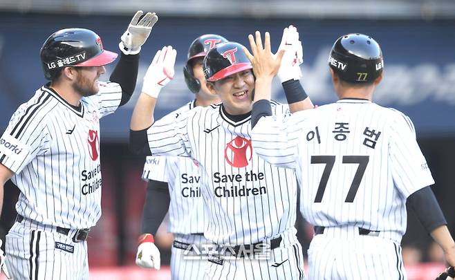 [포토] 1회 스리런포 김민성 '출발 좋아'