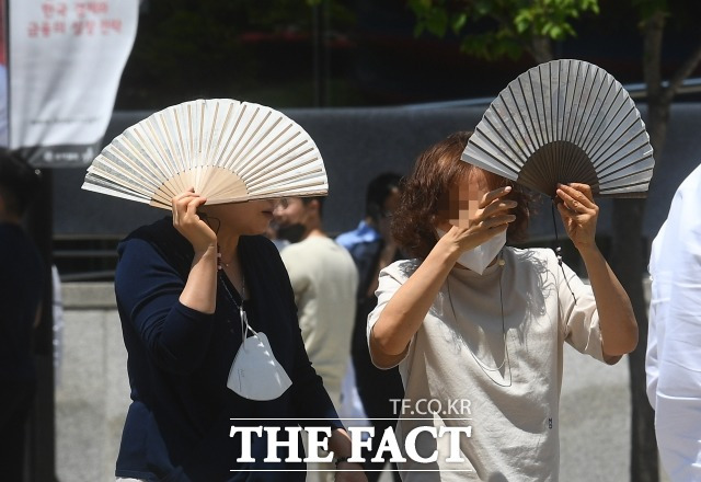 화요일인 16일은 낮 기온이 30도 이상으로 올라 초여름 날씨를 보이겠다. /이동률 기자