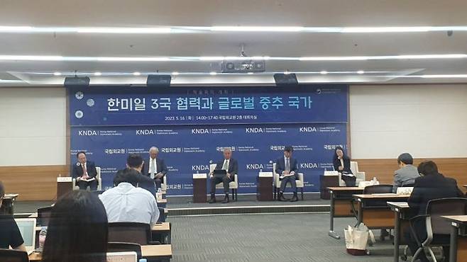 16일 서울 서초구 국립외교원에서 열린 '한ㆍ미ㆍ일 3국 협력과 글로벌 중추국가' 학술회의. 사진은 2세션인 '한ㆍ미ㆍ일 3국 협력과 글로벌 중추국가 실현'. 사진은 왼쪽부터 안세현 서울시립대 교수, 신각수 전 주일대사, 이재민 경제안보대사, 전혜원 국립외교원 교수.