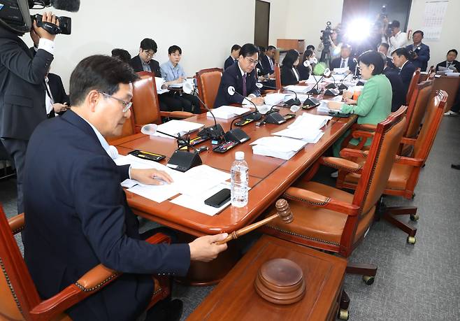 신동근 국회 기재위 경제재정소위원장이 15일 오후 서울 여의도 국회에서 열린 기획재정위원회 경제재정소위원회에서 의사봉을 두드리고 있다./뉴스1