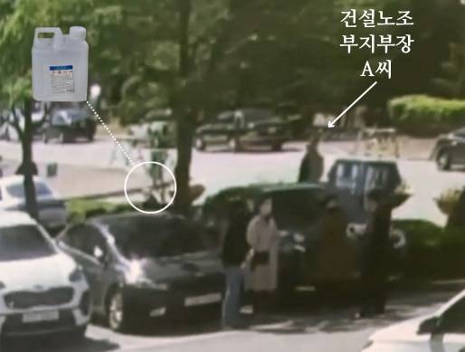 2L 시너통을 자신의 몸에 붓고 있는 양모씨 /독자 제공