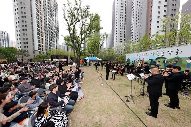 지난 13일 인천 중구 '영종센트럴푸르지오자이'에서 열린 '푸르지오 가든 음악회'에서 입주민들이 즐거운 시간을 보내고 있다. 대우건설 제공