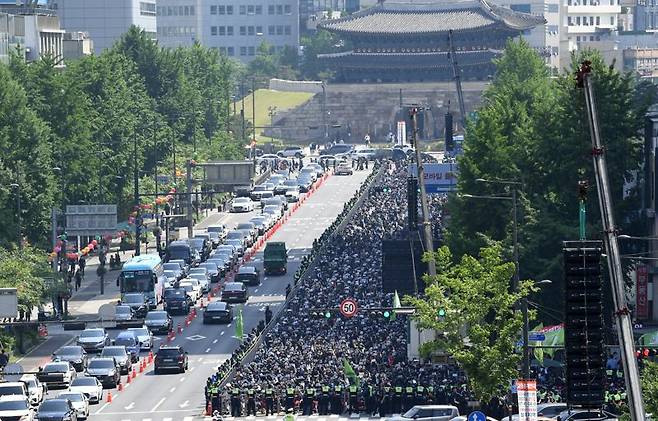 민주노총 건설노조 조합원들이 16일 서울 중구 태평로 일대에서 총파업 결의대회를 열고, 정부의 노조 탄압 중단 등을 촉구하고 있다.