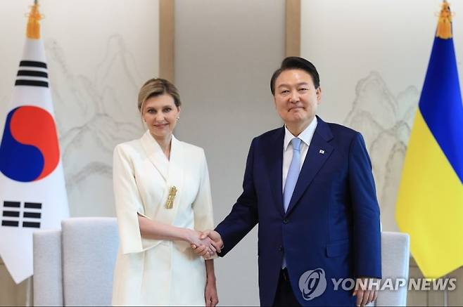 젤렌스카 여사와 악수하는 윤석열 대통령 (서울=연합뉴스) 진성철 기자 = 윤석열 대통령이 16일 서울 용산 대통령실 청사에서 볼로디미르 젤렌스키 우크라이나 대통령의 부인 올레나 젤렌스카 여사를 접견하며 악수하고 있다. 젤렌스카 여사는 젤렌스키 우크라이나 대통령의 특사 자격으로 한국을 찾았다. 2023.5.16 [대통령실 제공. 재판매 및 DB 금지] zjin@yna.co.kr (끝)