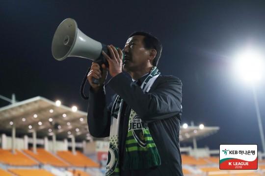 최강희 감독이 중국 프로축구 산둥 타이산의 새 지휘봉을 잡았다. 프로축구연맹 제공