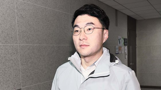 민주당 김남국 의원이 14일 오전 국회 의원실로 출근하고 있다. 김 의원은 출근 후 페이스북을 통해 탈당을 선언했다. 연합뉴스