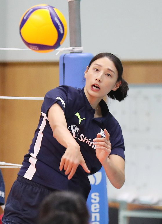 16일 진천선수촌에서 국가대표팀 후배들의 훈련을 돕는 김연경. 뉴스1