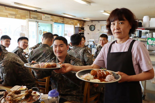 ▲ 육군 5사단 표범여단 장병들이 지역상생 장병 특식의 날을  맞아 철원지역 식당에서 음식을 먹고 있다.