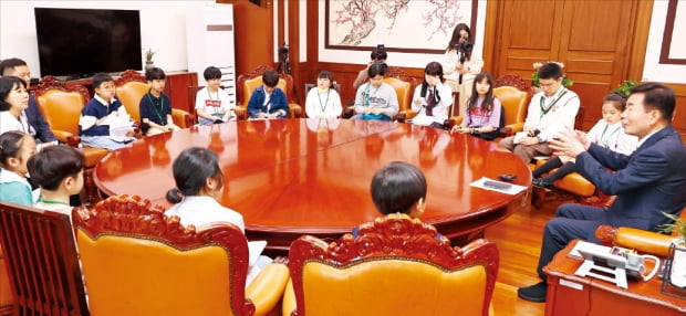 김진표 국회의장(맨 오른쪽)이 국회 집무실에서 주니어 생글생글 어린이 기자들의 질문에 답하고 있다.  김병언 기자