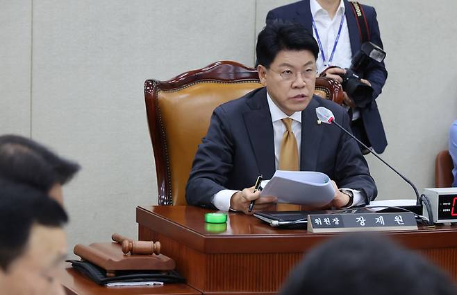 장제원 행정안전위원회 위원장이 4월 25일 오전 서울 여의도 국회에서 열린 행전안전위원회 전체회의에서 발언하고 있다. 연합뉴스